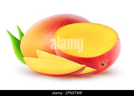Isolierte Gruppe von Mango. Ganze Mangoblätter, halbe und Scheiben mit Blättern auf weißem Hintergrund mit Schnittpfad Stockfoto