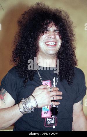 Mailand Italien 1995-03-22 : Gitarrist Slash während der Fotosession vor der Pressekonferenz Stockfoto