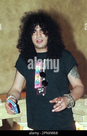 Mailand Italien 1995-03-22 : Gitarrist Slash während der Fotosession vor der Pressekonferenz Stockfoto