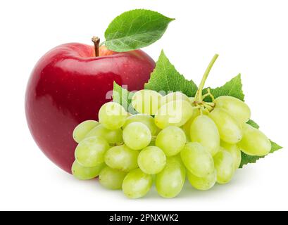 Isolierte Früchte. Rote Apfelfrüchte und grüne (gelbe) Trauben mit Blättern auf weißem Hintergrund und Schnittpfad Stockfoto
