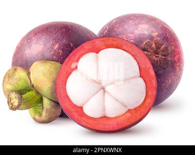 Isolierte Mangostane. Zwei ganze Mangostanfrüchte mit einer Hälfte isoliert auf weißem Hintergrund mit Schnittpfad Stockfoto