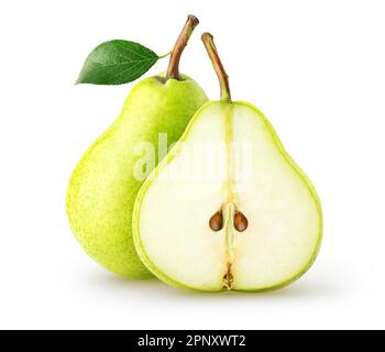 Isolierte Birnen. Ganze Birnenfrucht und halbe Birnenfrucht mit isoliertem Blatt auf weißem Hintergrund mit Schnittpfad Stockfoto