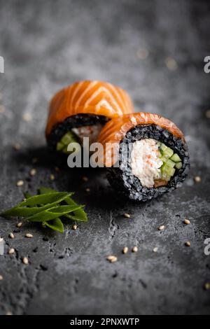 Zwei Maki-Sushi-Brötchen mit schwarzem Reis und Sesam Stockfoto