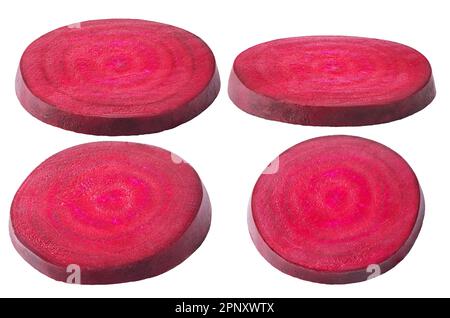 Isolierte Rote Bete. Verschiedene Engel von Rote-Bete-Scheiben isoliert auf weißem Hintergrund, mit Schnittpfad Stockfoto