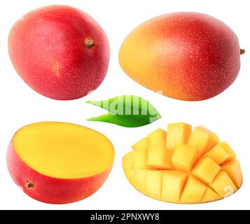 Isolierte Mangosammlung. Ganze, halbe, Würfel mit Mangoblättern, die auf weißem Hintergrund isoliert sind, mit Schnittpfad Stockfoto