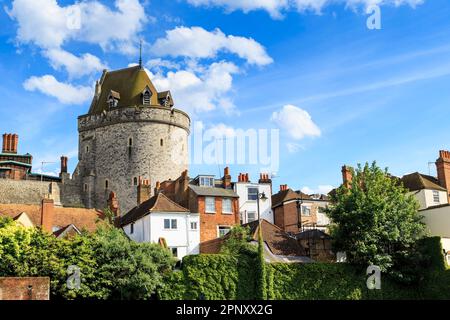 WINDSOR, GROSSBRITANNIEN - 19. MAI 2014: Dies ist der Wachturm von Windsor Castle, der über den Stadthäusern thront. Stockfoto