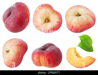 Isolierte flache Pfirsiche. Sammlung von runden (Donut-)Pfirsichfrüchten in verschiedenen Winkeln mit Blättern auf weißem Hintergrund isoliert mit Schnittpfad Stockfoto