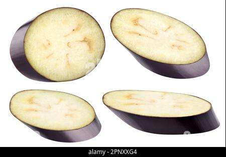 Isolierte Auberginen. Sammlung von Auberginenscheiben, isoliert auf weißem Hintergrund, mit Schnittpfad Stockfoto