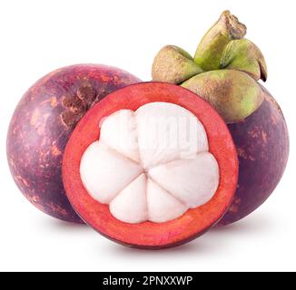 Isolierte Mangostane. Zwei ganze und die Hälfte der Mangostanfrüchte isoliert auf weißem Hintergrund mit Schnittpfad Stockfoto