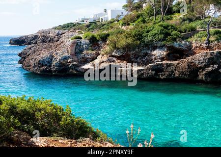 Cala Egos, Mallorca, Balearen, Spanien - 28. März 2023. Blick auf die Lagune und Küste von Cala Egos, Mallorca Stockfoto