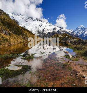 Wanderung im Mount Cook/Aoraki National Park in Neuseeland auf der Südinsel im Sommer. Ein schöner Picknick-Platz mit Mount Cook, der hoch oben aufragt. Stockfoto