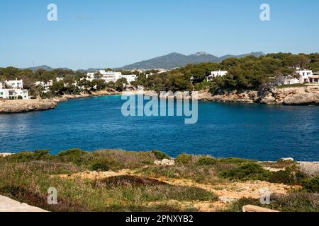 Cala d’Or, Mallorca, Balearische Inseln, Spanien. 29. März 2023, Blick auf den Strand und die Küste von Cala Dor von Es Fort, Mallorca Stockfoto