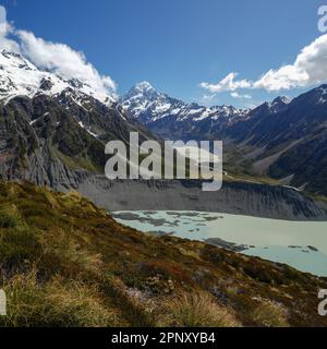 Wanderung im Mount Cook/Aoraki National Park in Neuseeland auf der Südinsel im Sommer. Berge und Gletscherlandschaft mit Gletschersee. Stockfoto