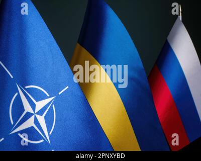 KIEW, UKRAINE - 04. April 2023. Flaggen der NATO, der Ukraine und Russlands. Stockfoto
