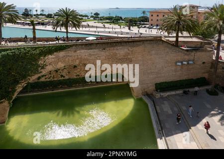 Palma de Mallorca, Spanien, -30. März 2023. Blick vom Königspalast Palau de La Almudaina in Palma de Mallorca auf der alten Brücke. Stockfoto