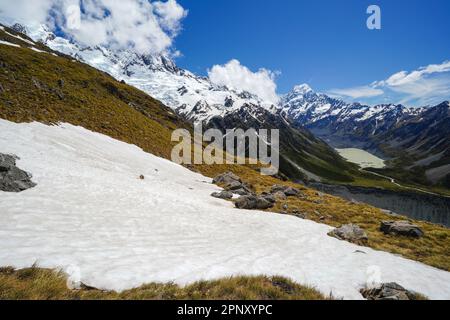 Wanderung im Mount Cook/Aoraki National Park in Neuseeland auf der Südinsel im Sommer. Berge und Gletscherlandschaft mit Gletschersee. Stockfoto