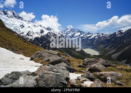 Wanderung im Mount Cook/Aoraki National Park in Neuseeland auf der Südinsel im Sommer. Berge und Gletscherlandschaft mit Gletschersee. Stockfoto