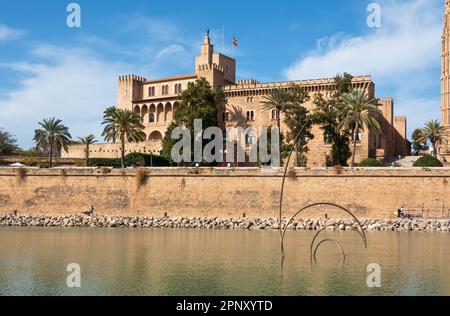 Palma de Mallorca, Spanien, -30. März 2023. Blick auf die berühmte Touristenattraktion Königlicher Palast Palau de La Almudaina in Palma de Mallorca, Stockfoto