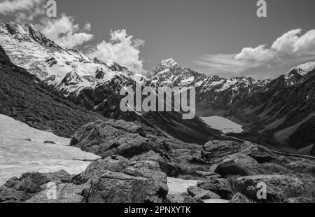 Wanderung im Mount Cook/Aoraki National Park in Neuseeland auf der Südinsel im Sommer. Berge und Gletscherlandschaft mit Gletschersee. Stockfoto