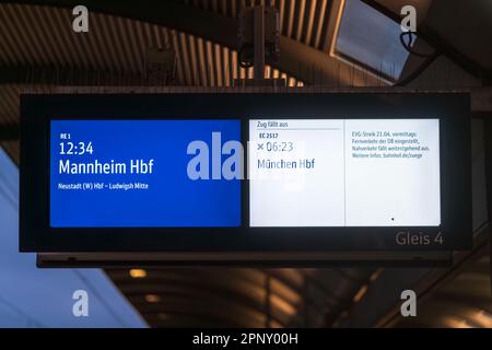 Kaiserslautern, Deutschland. 21. April 2023. Abflugtafel mit Informationen über laufende Streiks und einen annullierten Eurocity (EC)-Zug nach München. Der Streik wurde von der EVG-Eisenbahn- und Verkehrsgewerkschaft nach gescheiterten Lohnverhandlungen mit dem Eisenbahnunternehmen Deutsche Bahn (DB) eingeleitet. Die Gewerkschaftsmitglieder wurden aufgefordert, am Freitag zwischen 3 und 11 Uhr alle Bahnverbindungen anzuhalten Kredit: Gustav Zygmund/Alamy News Stockfoto