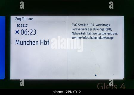 Kaiserslautern, Deutschland. 21. April 2023. Nahaufnahme einer weißen Abflugtafel mit einer Nachricht über Streiks und einen annullierten Eurocity (EC)-Zug nach München. Der Streik wurde von der EVG-Eisenbahn- und Verkehrsgewerkschaft nach gescheiterten Lohnverhandlungen mit dem Eisenbahnunternehmen Deutsche Bahn (DB) eingeleitet. Die Gewerkschaftsmitglieder wurden aufgefordert, am Freitag zwischen 3 und 11 Uhr alle Bahnverbindungen anzuhalten Kredit: Gustav Zygmund/Alamy News Stockfoto