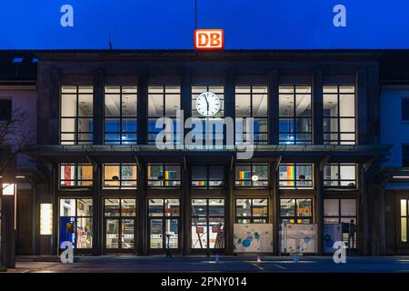 Kaiserslautern, Deutschland. 21. April 2023. Bahnhofsgebäude in den frühen Morgenstunden, während landesweiter Streiks. Der Streik wurde von der EVG-Eisenbahn- und Verkehrsgewerkschaft nach gescheiterten Lohnverhandlungen mit dem Eisenbahnunternehmen Deutsche Bahn (DB) eingeleitet. Die Gewerkschaftsmitglieder wurden aufgefordert, am Freitag zwischen 3 und 11 Uhr alle Bahnverbindungen anzuhalten Kredit: Gustav Zygmund/Alamy News Stockfoto