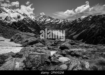 Wanderung im Mount Cook/Aoraki National Park in Neuseeland auf der Südinsel im Sommer. Berge und Gletscherlandschaft mit Gletschersee. Stockfoto