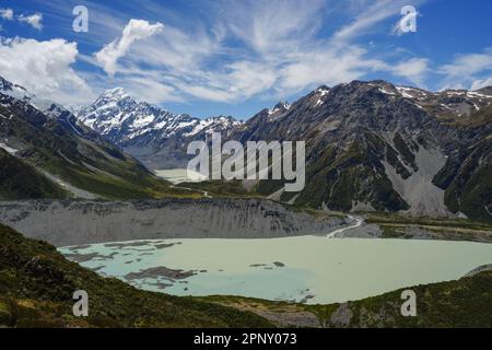 Wanderung im Mount Cook/Aoraki National Park in Neuseeland auf der Südinsel im Sommer. Berge und Gletscherlandschaft mit Gletschersee. Stockfoto