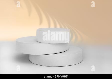 Podium für Kosmetik, Seife, Artikelpräsentation. Abstrakte Minimale Geometrische Kugel. Zylinder Drei Formen, Weicher Schatten. Anzuzeigende Szene Produkt, Objekt. S Stockfoto