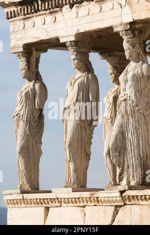 Griechenland, Athen, Caryatid Halle des Tempels Erechtheion auf der Nordseite der Akropolis. Stockfoto