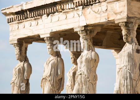 Griechenland, Athen, Caryatid Halle des Tempels Erechtheion auf der Nordseite der Akropolis. Stockfoto