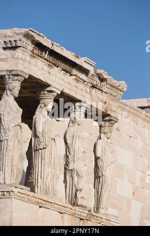 Griechenland, Athen, Caryatid Halle des Tempels Erechtheion auf der Nordseite der Akropolis. Stockfoto