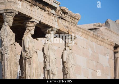 Griechenland, Athen, Caryatid Halle des Tempels Erechtheion auf der Nordseite der Akropolis. Stockfoto