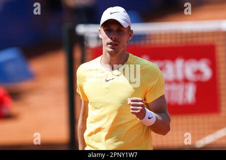 BARCELONA, SPANIEN - APRIL 20: Denis Shapovalov aus Kanada während des Barcelona Open Banc Sabadell 70 Trofeo Conde de Godo Spiels gegen Denis Shapovalov und Stefanos Tsitsipas im Real Club de Tenis Barcelona am 20. April 2023 in Barcelona, Spanien Stockfoto