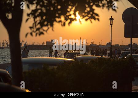 Sonnenuntergang über der Uferpromenade, Salonika, Zentralmakedonien, Griechenland. Stockfoto