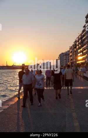 Sonnenuntergang über der Uferpromenade, Salonika, Zentralmakedonien, Griechenland. Stockfoto