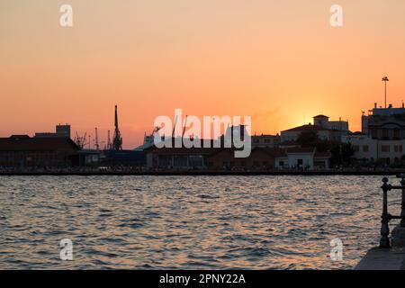 Sonnenuntergang über der Uferpromenade, Salonika, Zentralmakedonien, Griechenland. Stockfoto