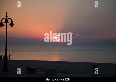 Sonnenuntergang über der Uferpromenade, Salonika, Zentralmakedonien, Griechenland. Stockfoto