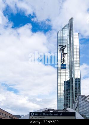 Oslo, Norwegen - Sep. 2022: Das hohe, moderne Glasgebäude des Radisson Blu Hotels im Stadtzentrum von Oslo, in der Nähe des Busbahnhofs, Norwegen, Nordeuropa Stockfoto