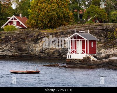 Nesoddtangen, Norwegen - Sep. 2022: Badehäuser am Meer mit Blick auf den Fjord von der Besichtigungstour auf dem Oslo Fjord nahe Oslo, Gemeinde Stockfoto