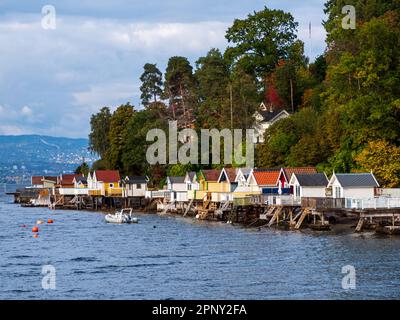 Nesoddtangen, Norwegen - Sep. 2022: Badehäuser am Meer mit Blick auf den Fjord von der Besichtigungstour auf dem Oslo Fjord nahe Oslo, Gemeinde Stockfoto