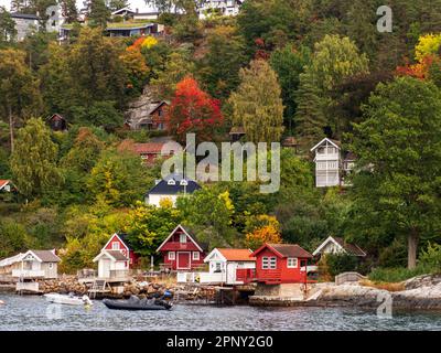 Nesoddtangen, Norwegen - Sep. 2022: Badehäuser am Meer mit Blick auf den Fjord von der Besichtigungstour auf dem Oslo Fjord nahe Oslo, Gemeinde Stockfoto