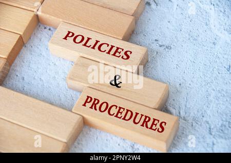 Draufsicht der Richtlinien und Verfahren auf Holzblöcken. Stockfoto