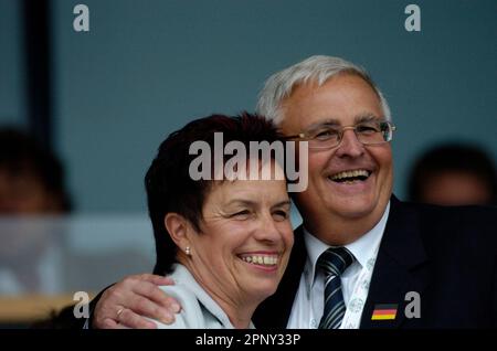 DFB Präsident Teo Zwanziger mit seiner Ehefrau auf der Tribüne Fußball EM Qualifikationsspiel Deutschland - Schweiz, 22.8.2007 Fußball Frauen Nationalmannschaft Fototermin 20.8.2007 in Koblenz Stockfoto