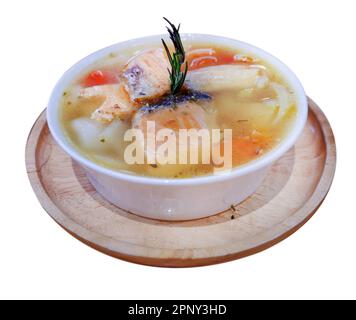 Suppenschnitt Lachs mit Zwiebeln, Karotten und Tomaten auf weißer, isolierter Schicht. Stockfoto