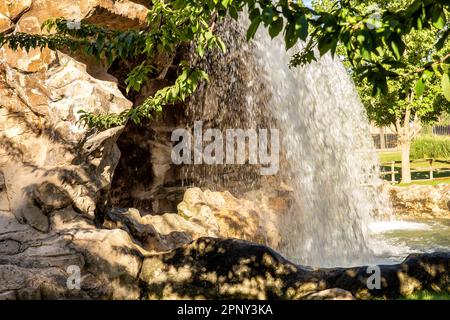 Blick auf den Wasserfall, der über eine Felshöhle fällt Stockfoto