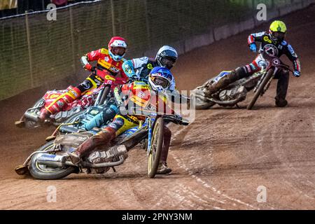 Justin Sedgmen (Blue) führt Ryan Douglas (White), Max Fricke (Red) und Jaimon Lidsey (Yellow) beim SGB-Premiership-Spiel zwischen Leicester Lions und Belle Vue Aces in der Pidcock Motorcycles Arena in Leicester am Donnerstag, den 20. April 2023. (Foto: Ian Charles | MI News) Guthaben: MI News & Sport /Alamy Live News Stockfoto