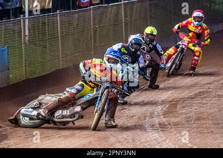 Justin Sedgmen (Blue) führt Ryan Douglas (White), Jaimon Lidsey (Yellow) und Max Fricke (Red) beim SGB-Premiership-Spiel zwischen Leicester Lions und Belle Vue Aces in der Pidcock Motorcycles Arena in Leicester am Donnerstag, den 20. April 2023. (Foto: Ian Charles | MI News) Guthaben: MI News & Sport /Alamy Live News Stockfoto