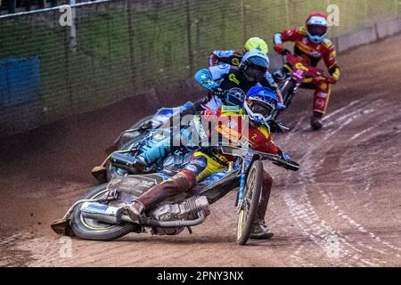 Justin Sedgmen (Blue) führt Ryan Douglas (White), Jaimon Lidsey (Yellow) und Max Fricke (Red) beim SGB-Premiership-Spiel zwischen Leicester Lions und Belle Vue Aces in der Pidcock Motorcycles Arena in Leicester am Donnerstag, den 20. April 2023. (Foto: Ian Charles | MI News) Guthaben: MI News & Sport /Alamy Live News Stockfoto