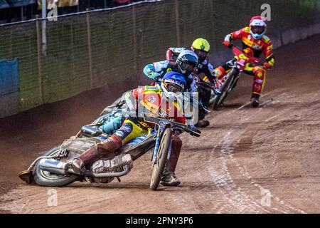 Justin Sedgmen (Blue) führt Ryan Douglas (White), Jaimon Lidsey (Yellow) und Max Fricke (Red) beim SGB-Premiership-Spiel zwischen Leicester Lions und Belle Vue Aces in der Pidcock Motorcycles Arena in Leicester am Donnerstag, den 20. April 2023. (Foto: Ian Charles | MI News) Guthaben: MI News & Sport /Alamy Live News Stockfoto